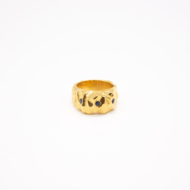 KVANNDAL // Statement-Ring mit Saphiren