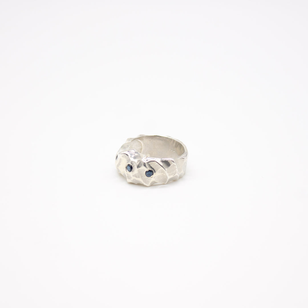 KVANNDAL // Statement-Ring mit Saphiren