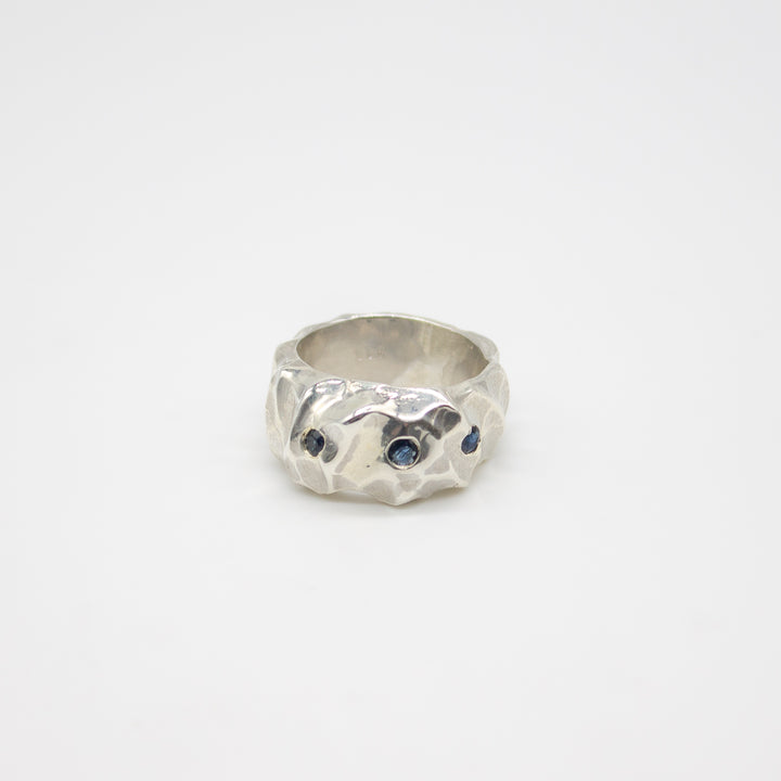 KVANNDAL // Statement-Ring mit Saphiren