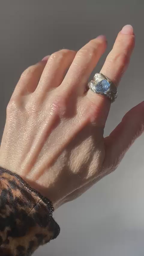 AMALIENBORG // Geöffneter Ring mit blauem Topas