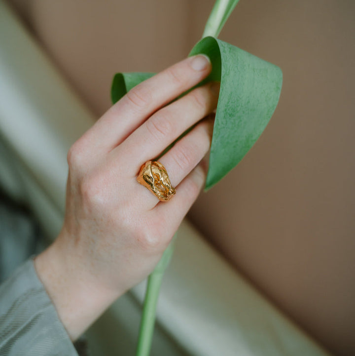 LYNGSTRANDA // Ring in Knotenoptik