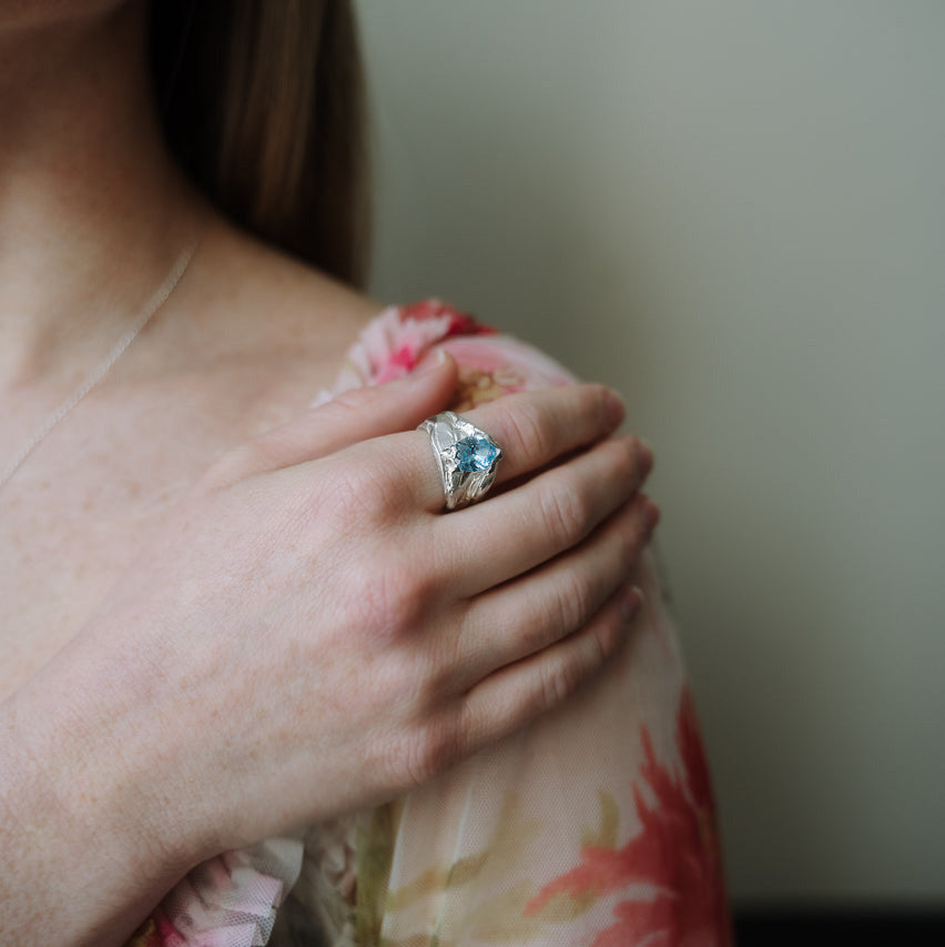 AMALIENBORG // Geöffneter Ring mit blauem Topas