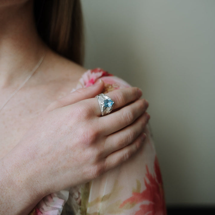 AMALIENBORG // Geöffneter Ring mit blauem Topas