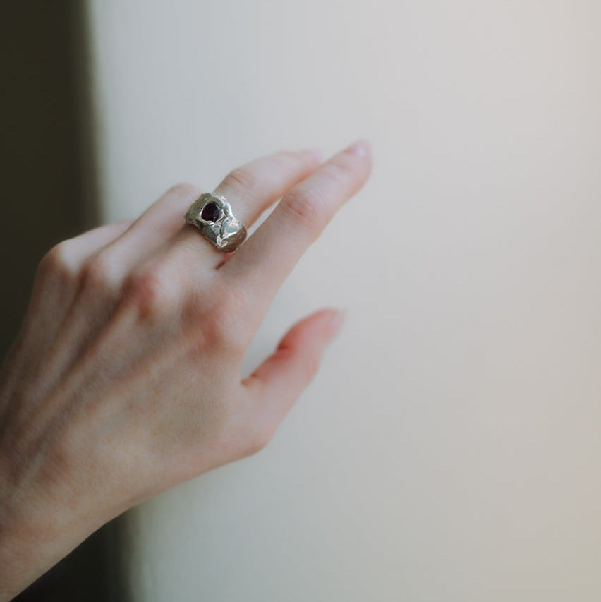 GJØVIK // Ring mit rotem Granatedelstein