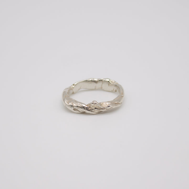 FEVIK // Ring mit organischem Twist