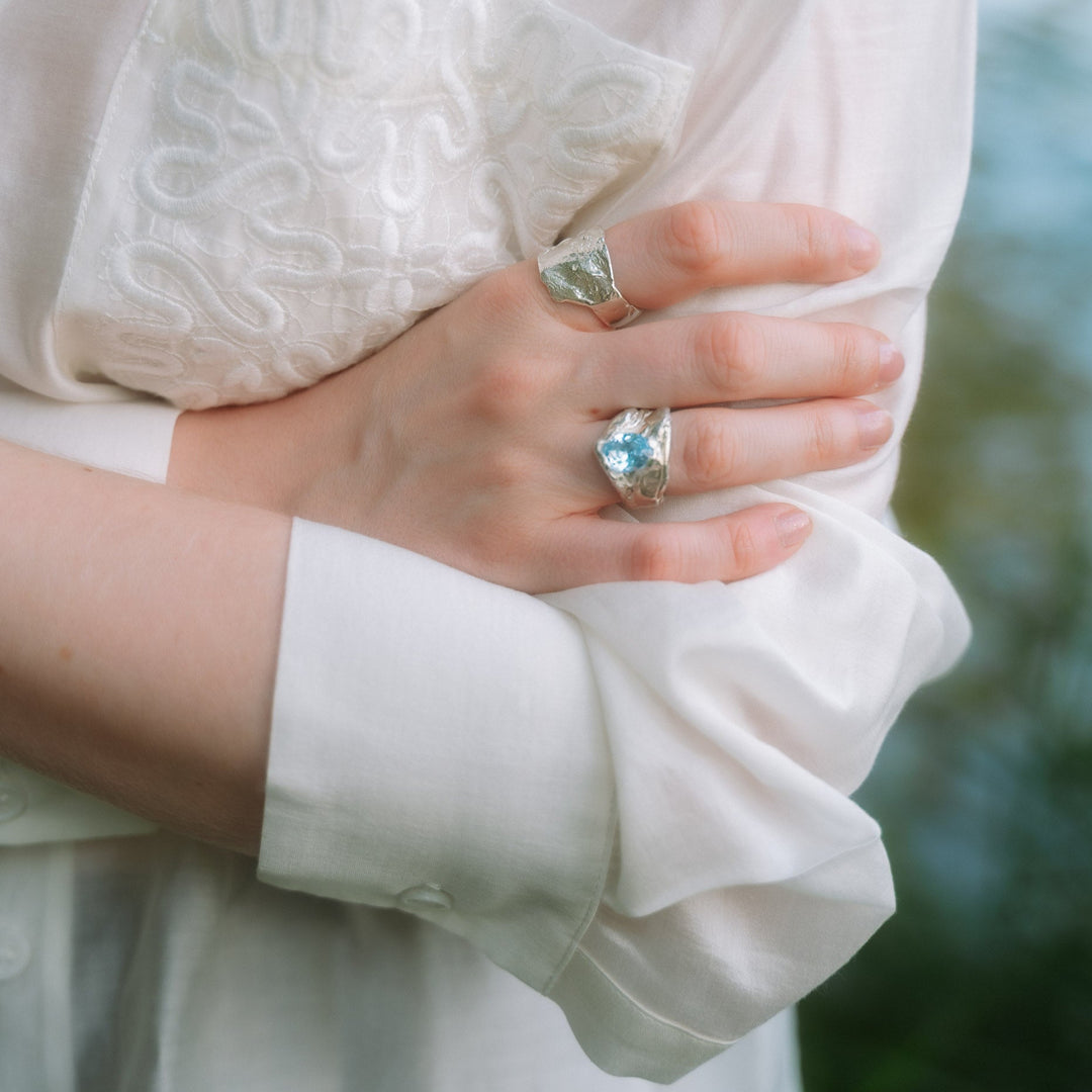 AMALIENBORG // Geöffneter Ring mit blauem Topas