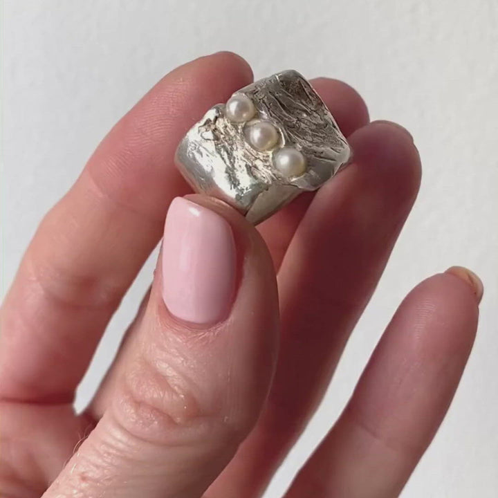 ANGVIKA // Ring mit 3 kleinen Süßwasserperlen