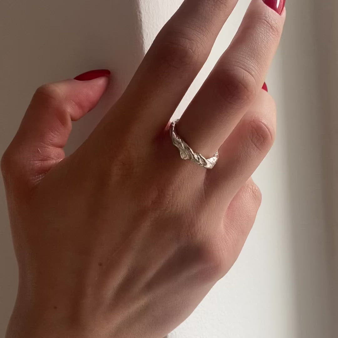 FEVIK // Ring mit organischem Twist