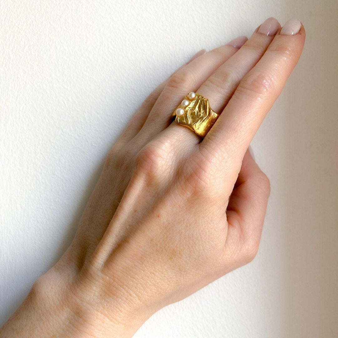 ANGVIKA // Ring vergoldet mit 3 kleinen Süßwasserperlen - CONTESSA BERLIN