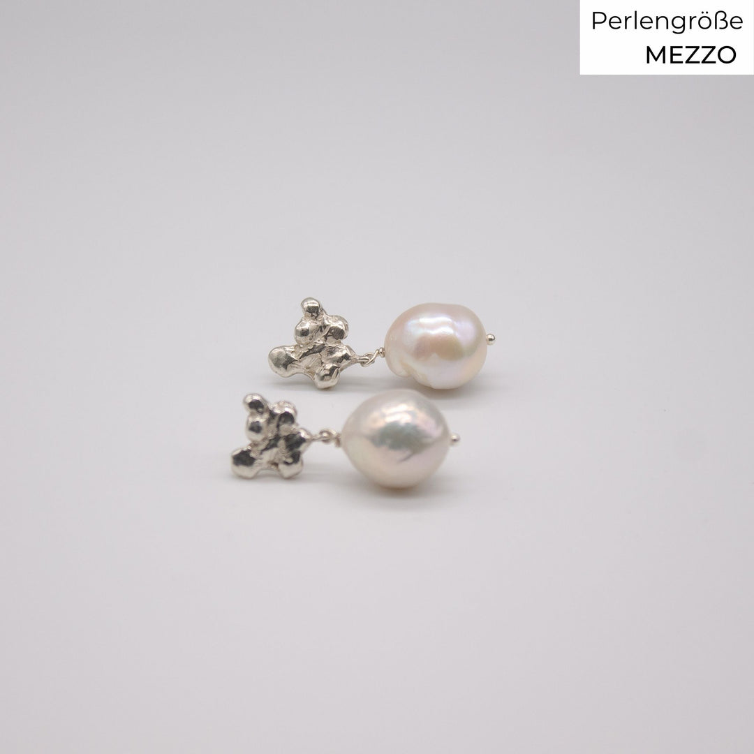 FJELLSTRAND // Ear studs with baroque pearls