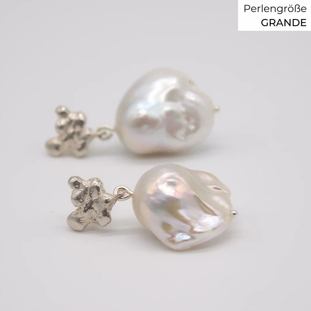 FJELLSTRAND // Ear studs with baroque pearls