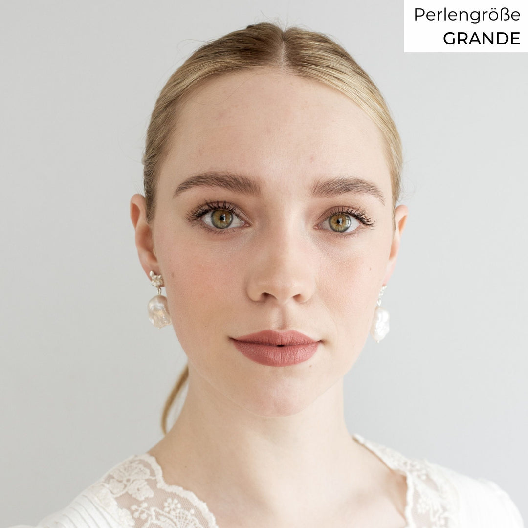 FJELLSTRAND // Ear studs with baroque pearls