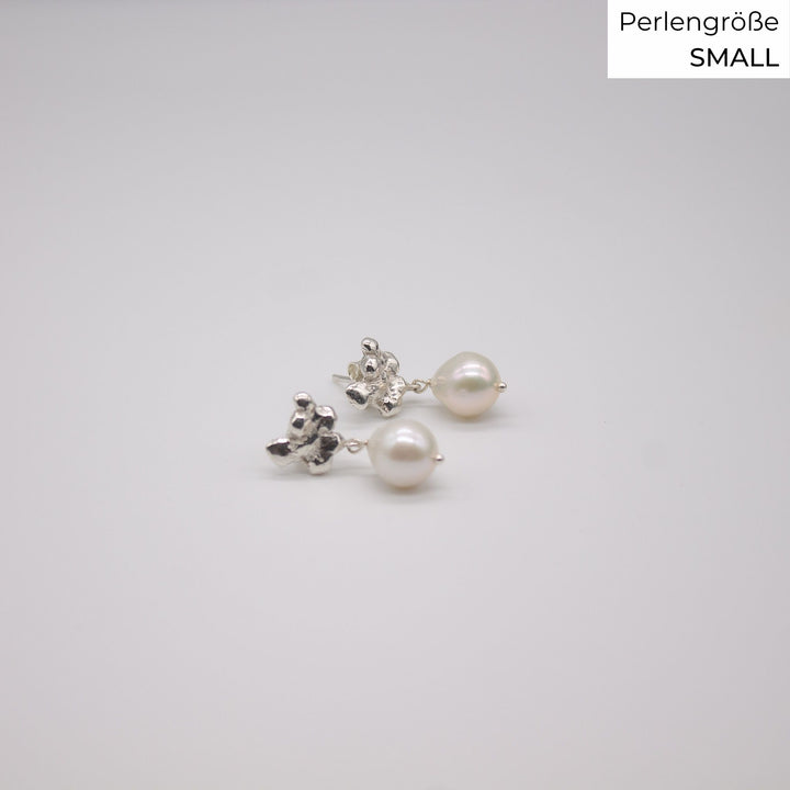 FJELLSTRAND // Ear studs with baroque pearls