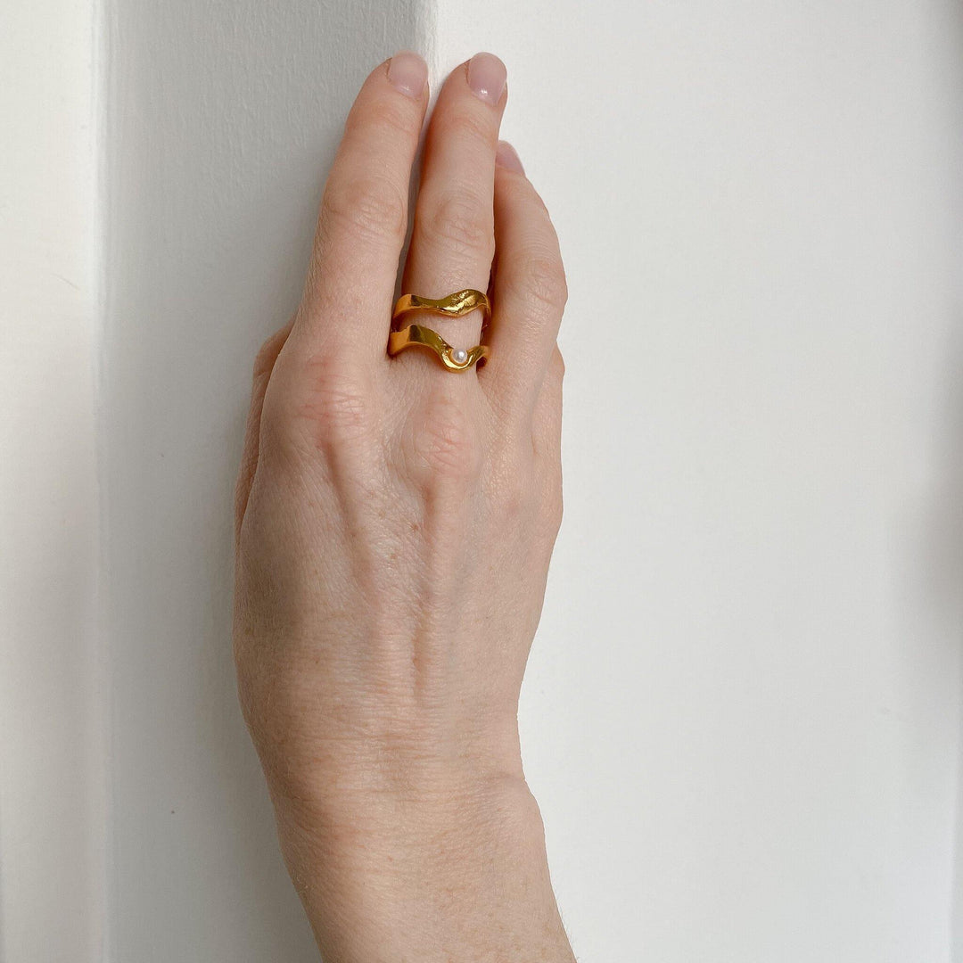 FRYA // Ring vergoldet mit einer kleinen Süßwasserperle - CONTESSA BERLIN