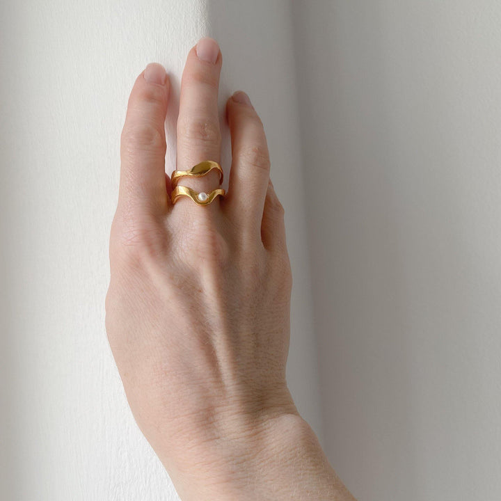 FRYA // Ring vergoldet mit einer kleinen Süßwasserperle - CONTESSA BERLIN