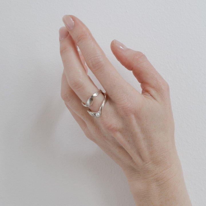 FRYA // Ring aus Sterlingsilber mit einer kleinen Süßwasserperle - CONTESSA BERLIN