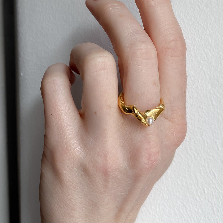 GJERDE // Ring vergoldet mit einer kleinen Süßwasserperle - CONTESSA BERLIN