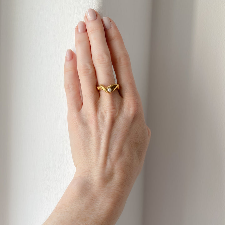 GJERDE // Ring vergoldet mit einer kleinen Süßwasserperle - CONTESSA BERLIN