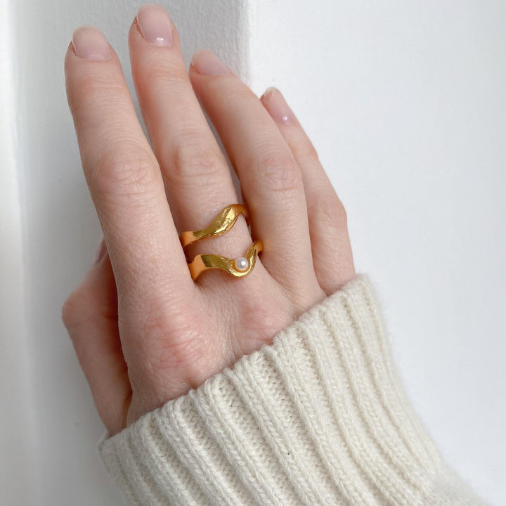 FRYA // Ring vergoldet mit einer kleinen Süßwasserperle - CONTESSA BERLIN