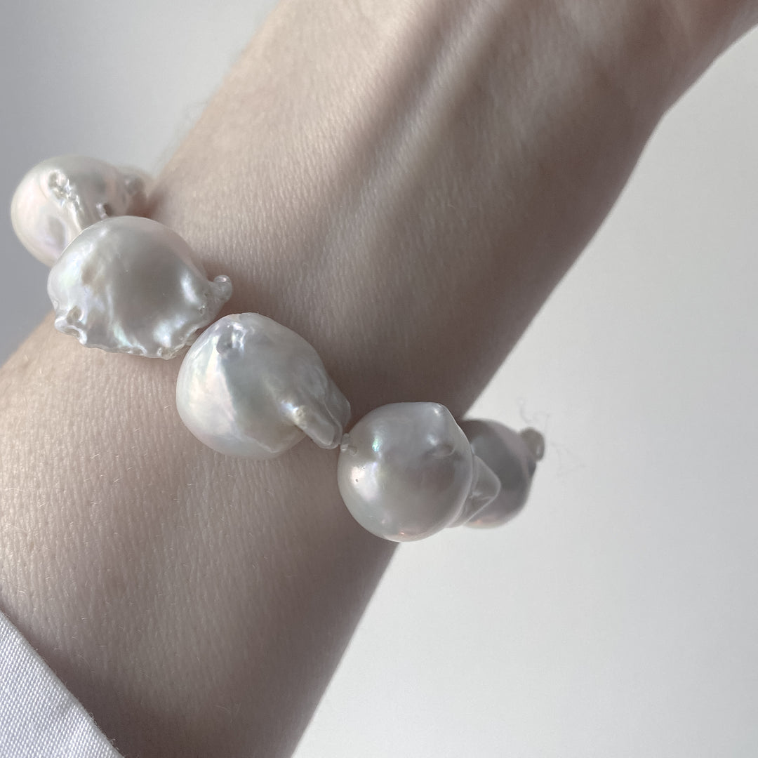 LISGARDEN // Armband mit großen Barockperlen & Verschluss in Vergoldung