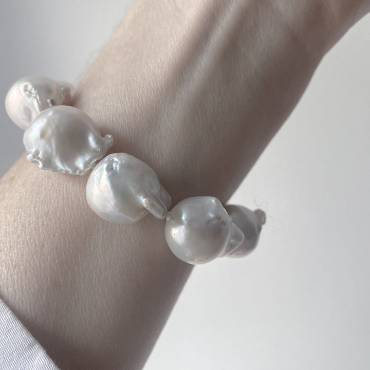 LISGARDEN // Armband mit großen Barockperlen & Verschluss in Vergoldung