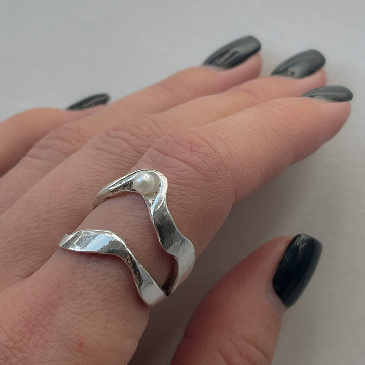 FRYA // Ring aus Sterlingsilber mit einer kleinen Süßwasserperle - CONTESSA BERLIN