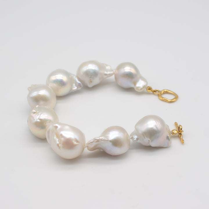LISGARDEN // Armband mit großen Barockperlen & Verschluss in Vergoldung