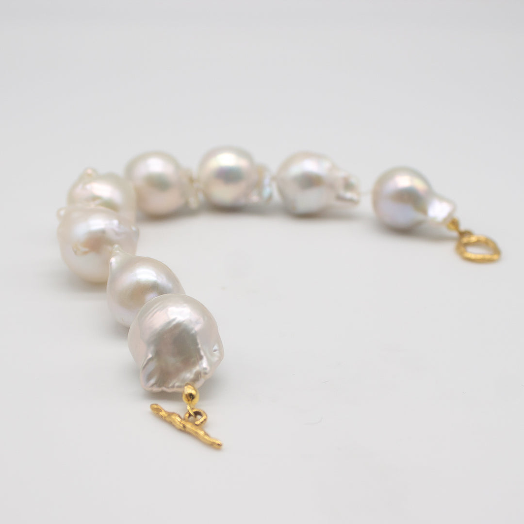 LISGARDEN // Armband mit großen Barockperlen & Verschluss in Vergoldung