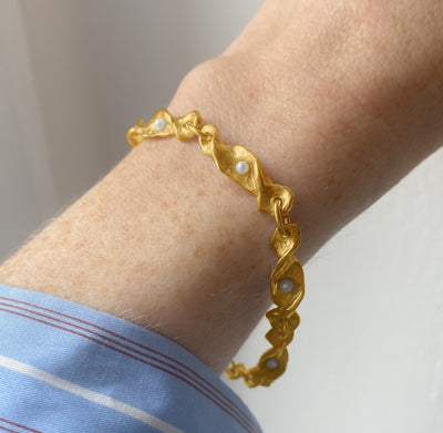 GULSVIK // Armband aus vergoldetem Feinsilber mit zarten Perlen