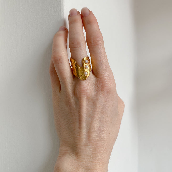 SANDVIKA // Ring vergoldet mit 3 kleinen Süßwasserperlen - CONTESSA BERLIN