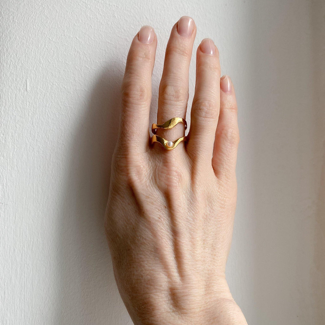 FRYA // Ring vergoldet mit einer kleinen Süßwasserperle - CONTESSA BERLIN