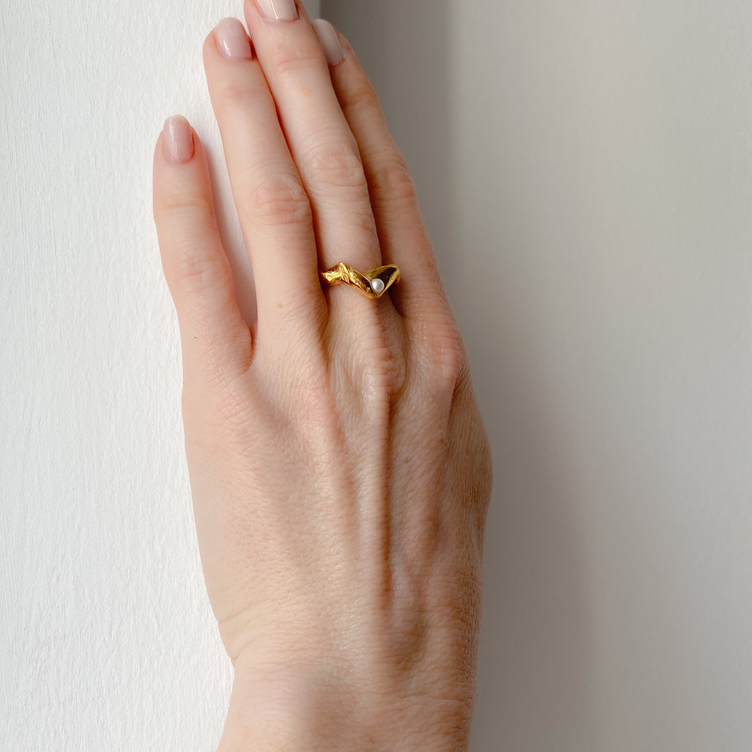 GJERDE // Ring vergoldet mit einer kleinen Süßwasserperle - CONTESSA BERLIN