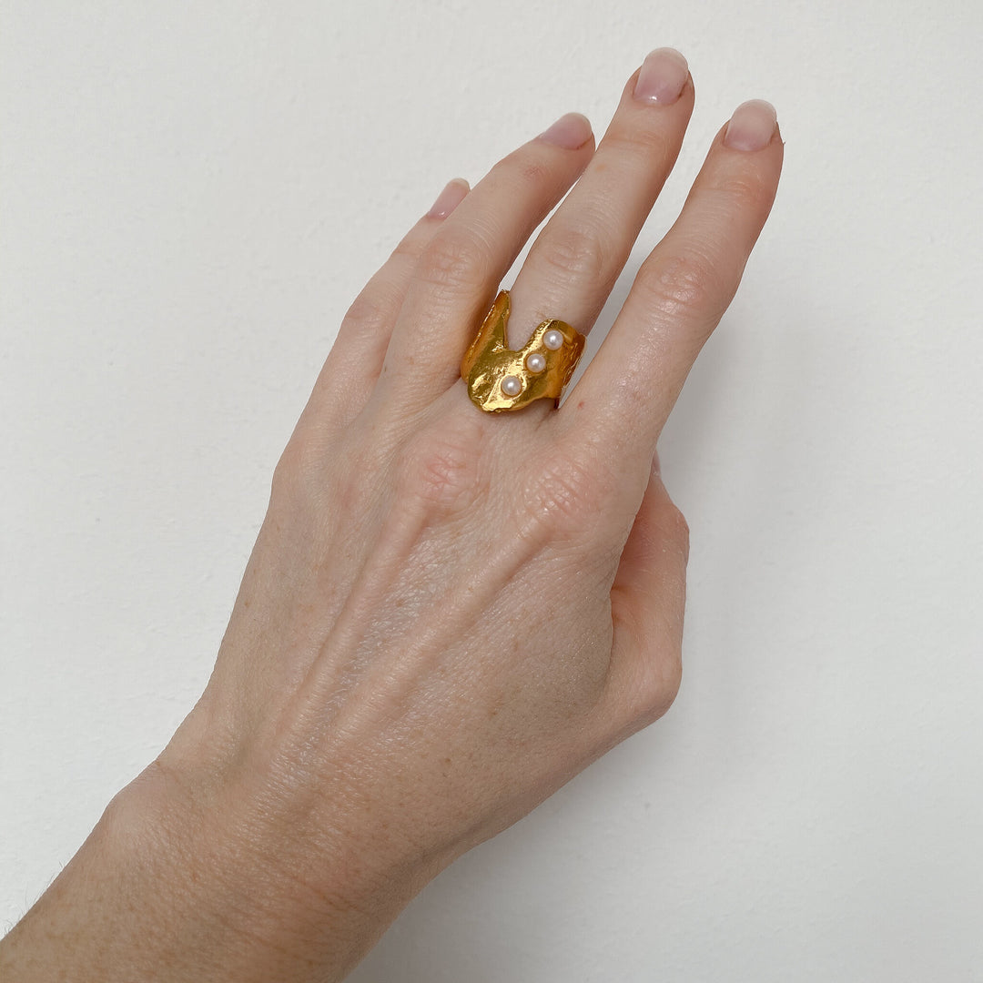 SANDVIKA // Ring vergoldet mit 3 kleinen Süßwasserperlen - CONTESSA BERLIN