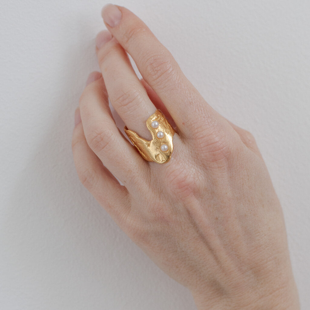 SANDVIKA // Ring vergoldet mit 3 kleinen Süßwasserperlen - CONTESSA BERLIN
