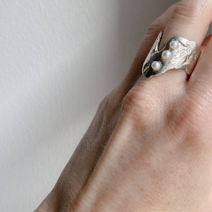 SANDVIKA // Ring aus Sterlingsilber mit 3 kleinen Süßwasserperlen - CONTESSA BERLIN
