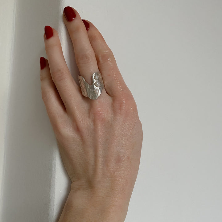 SANDVIKA // Ring aus Sterlingsilber mit 3 kleinen Süßwasserperlen - CONTESSA BERLIN