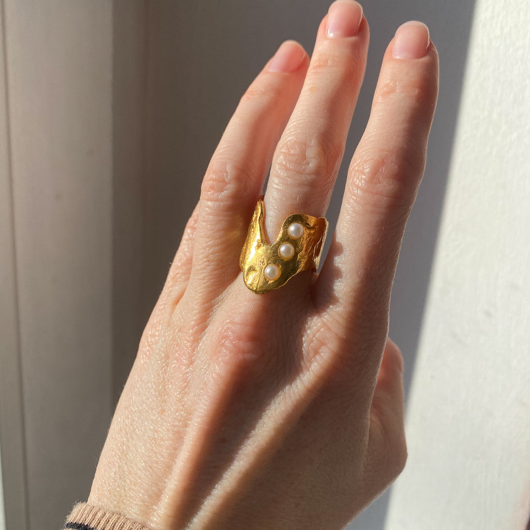 SANDVIKA // Ring vergoldet mit 3 kleinen Süßwasserperlen - CONTESSA BERLIN