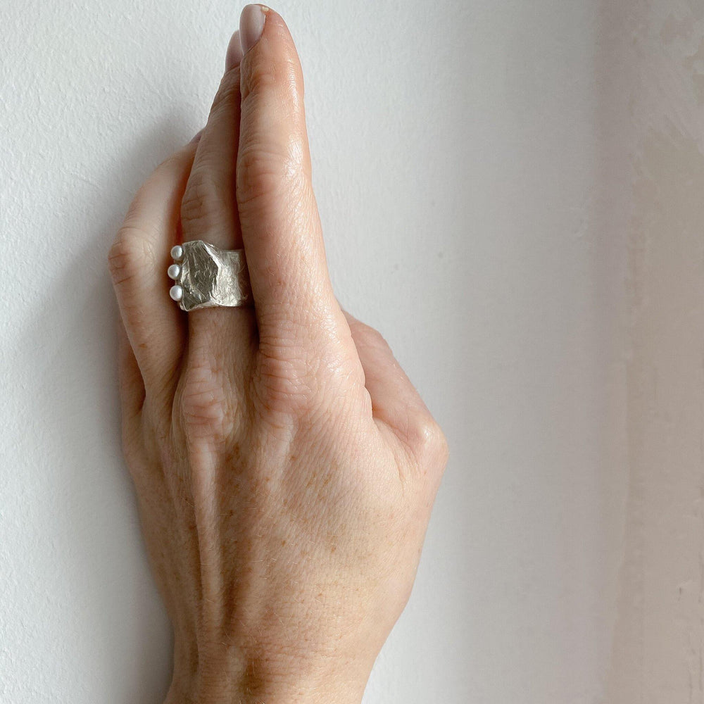 ANGVIKA // Ring aus Sterlingsilber mit 3 kleinen Süßwasserperlen - CONTESSA BERLIN