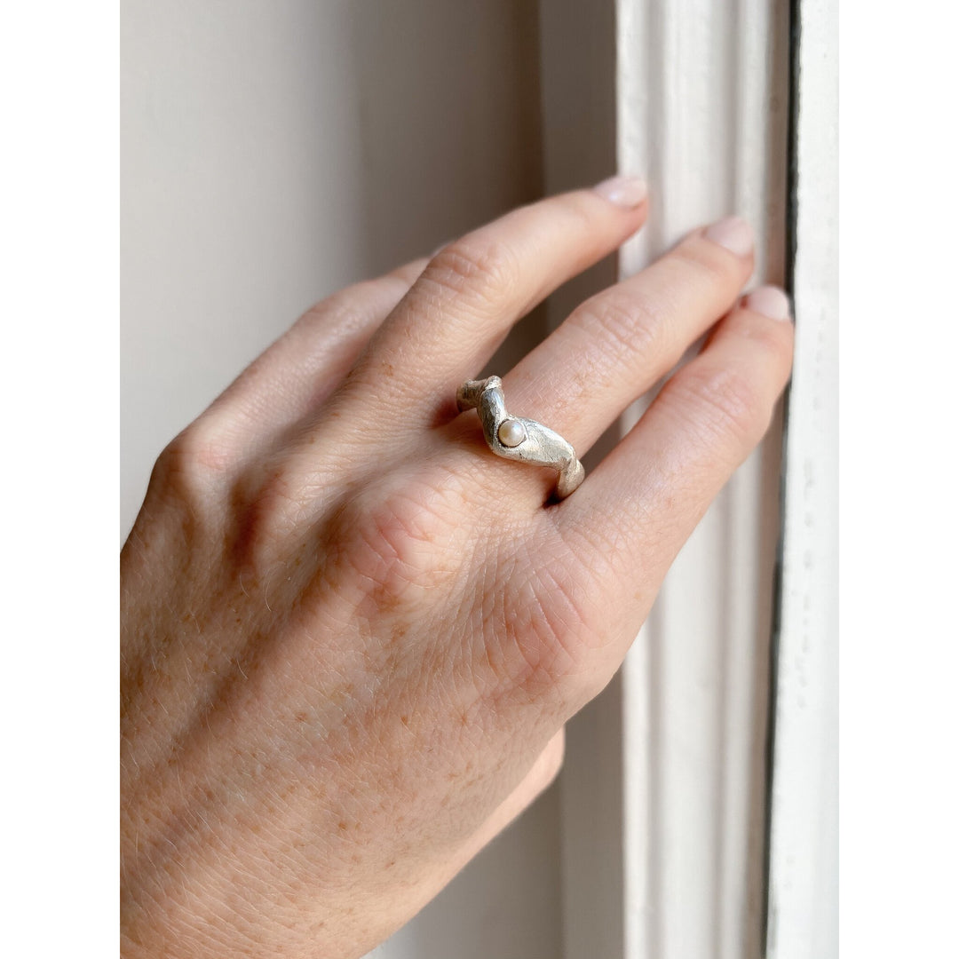 GJERDE // Ring aus Sterlingsilber mit einer kleinen Süßwasserperle - CONTESSA BERLIN