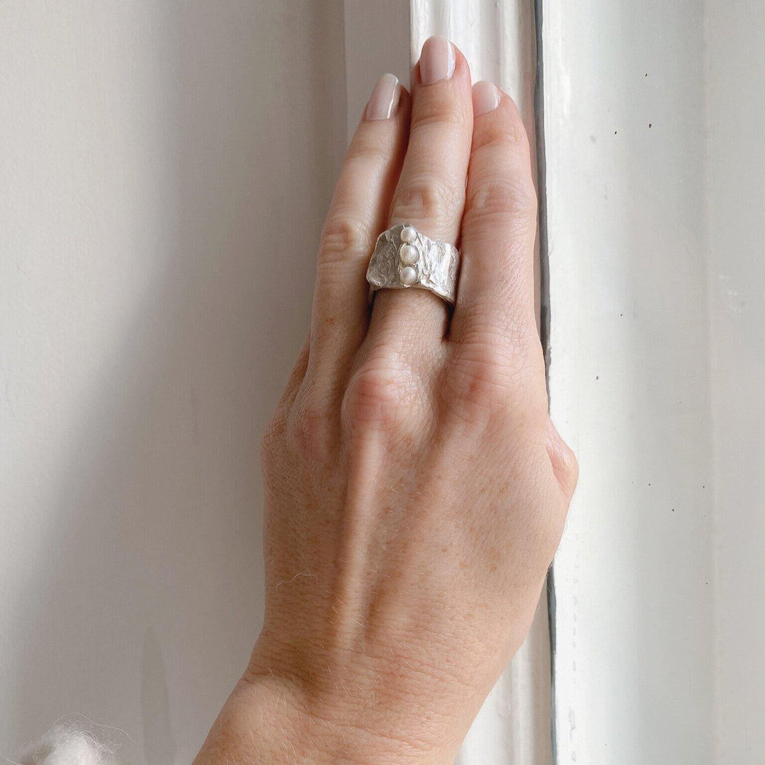ANGVIKA // Ring aus Sterlingsilber mit 3 kleinen Süßwasserperlen - CONTESSA BERLIN