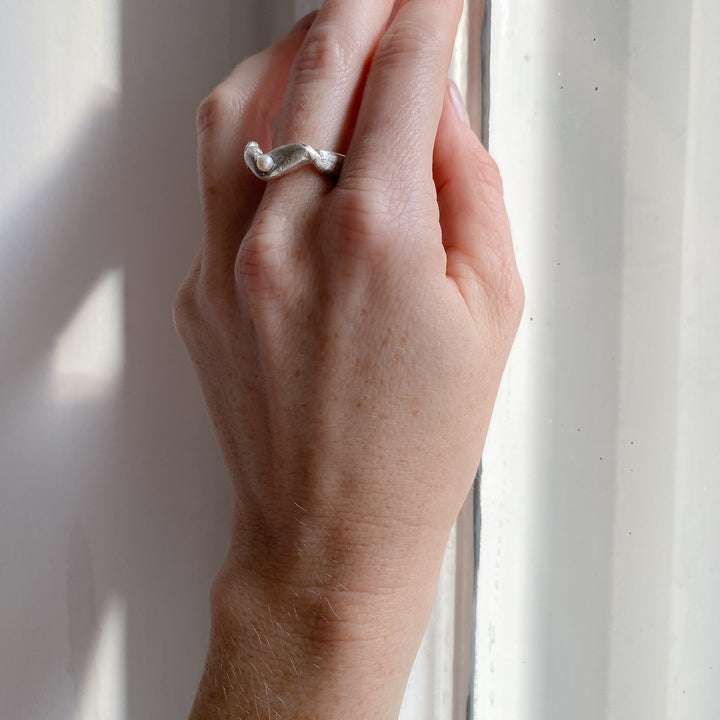 GJERDE // Ring aus Sterlingsilber mit einer kleinen Süßwasserperle - CONTESSA BERLIN