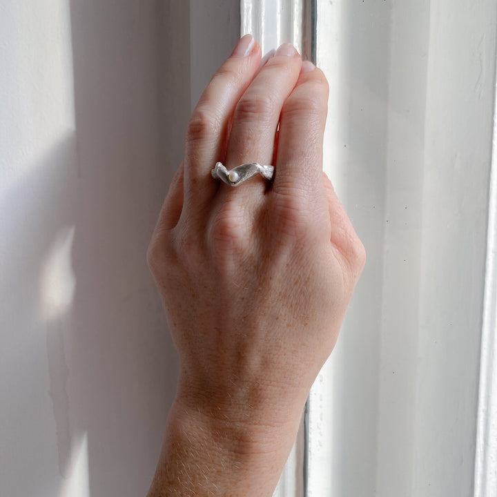 GJERDE // Ring aus Sterlingsilber mit einer kleinen Süßwasserperle - CONTESSA BERLIN