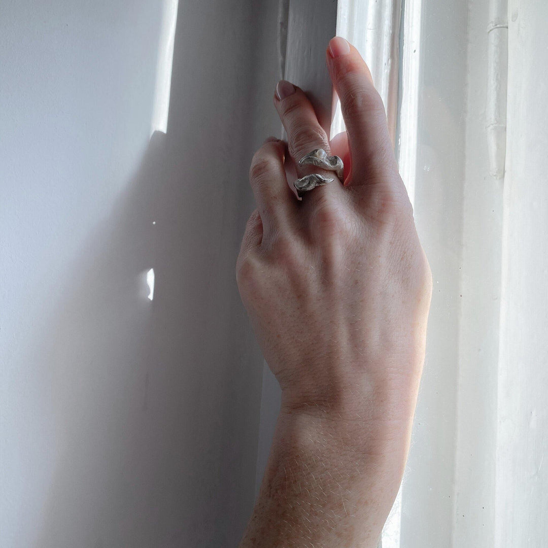 ELVDAL // Ring aus Sterlingsilber mit einer kleinen Süßwasserperle - CONTESSA BERLIN