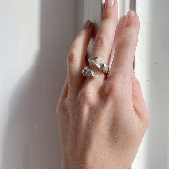 ELVDAL // Ring aus Sterlingsilber mit einer kleinen Süßwasserperle - CONTESSA BERLIN