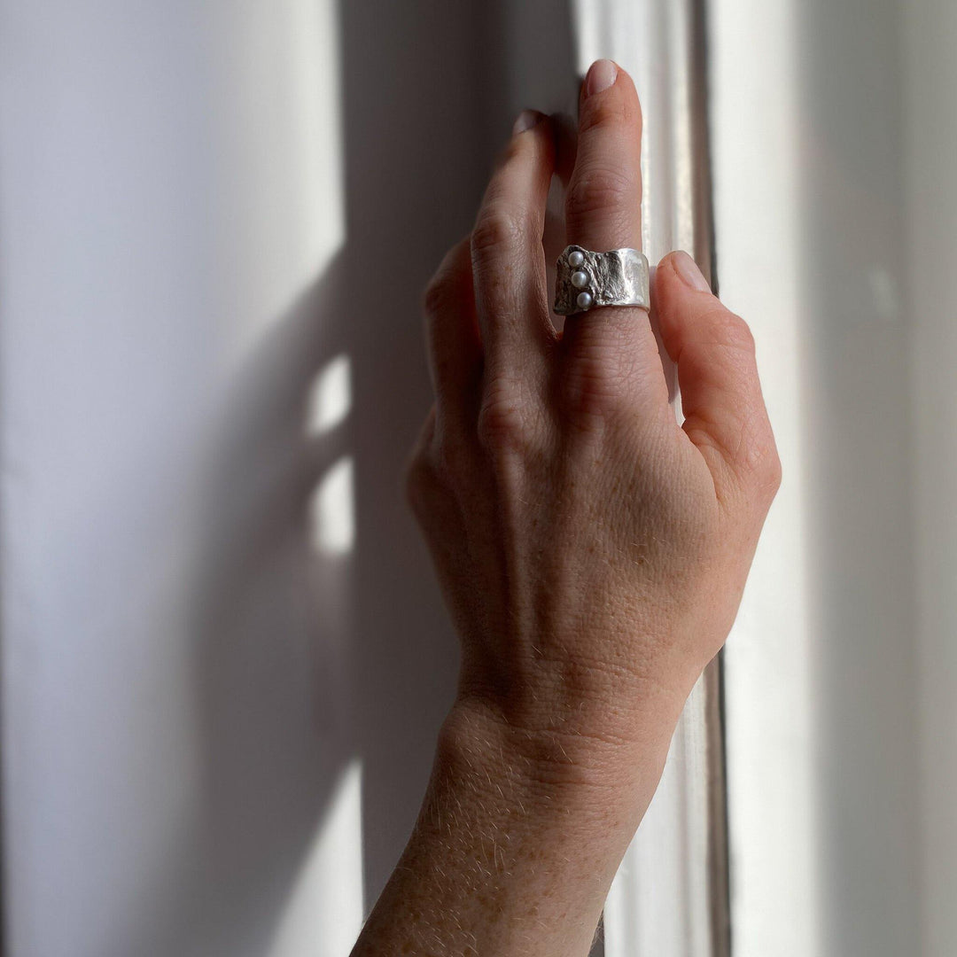 ANGVIKA // Ring aus Sterlingsilber mit 3 kleinen Süßwasserperlen - CONTESSA BERLIN