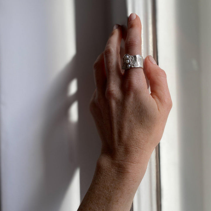 ANGVIKA // Ring aus Sterlingsilber mit 3 kleinen Süßwasserperlen - CONTESSA BERLIN