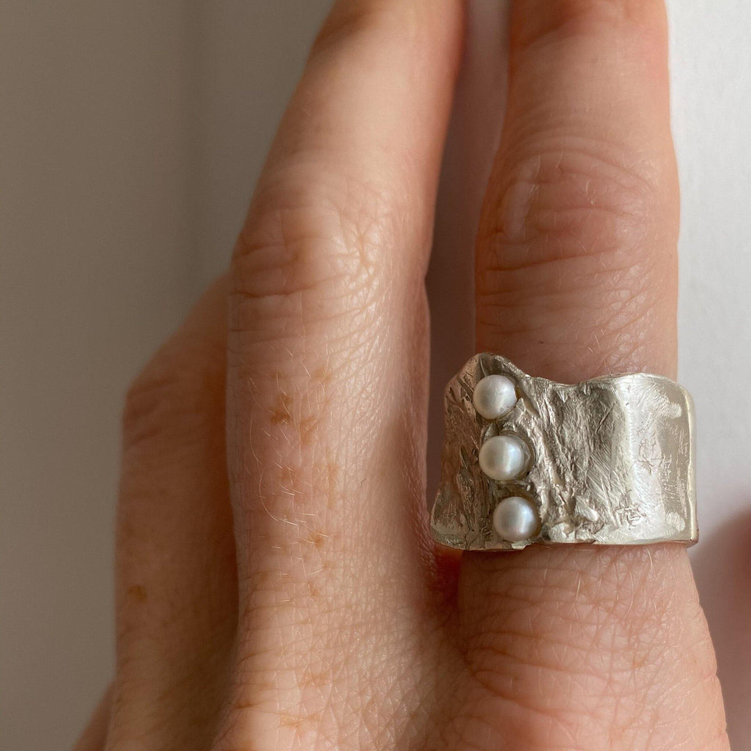 ANGVIKA // Ring aus Sterlingsilber mit 3 kleinen Süßwasserperlen - CONTESSA BERLIN