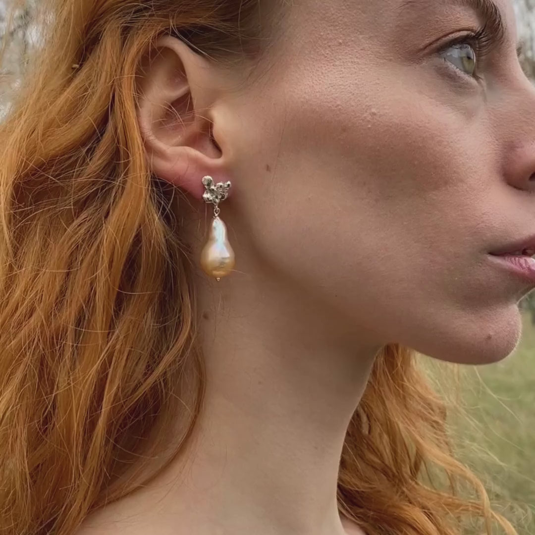 FJELLSTRAND Peach // Ohrringe mit pfirsichfarbenen Fireball-Barockperlen