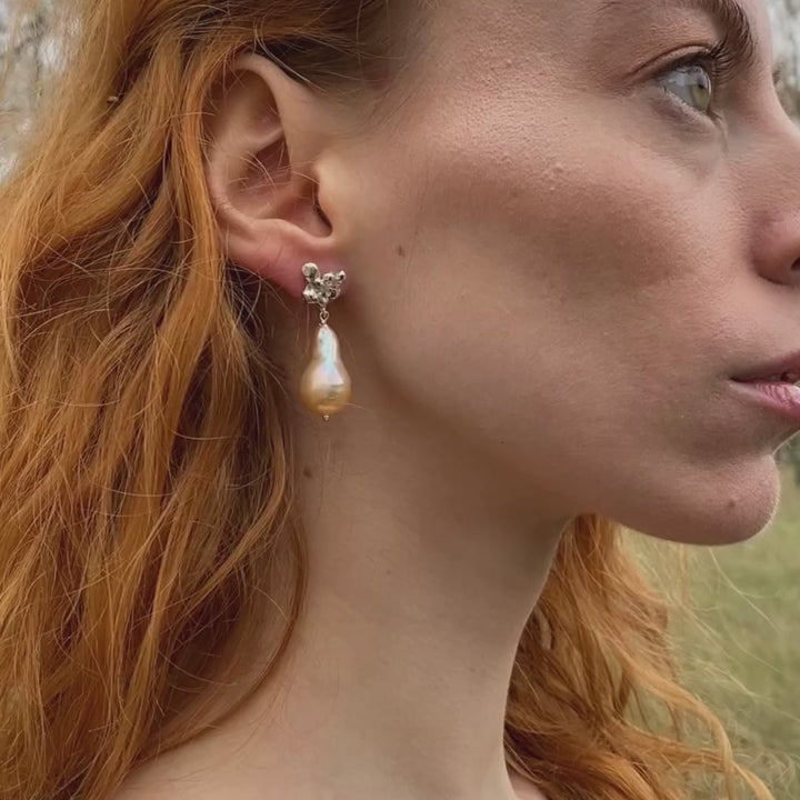 FJELLSTRAND Peach // Ohrringe mit pfirsichfarbenen Fireball-Barockperlen