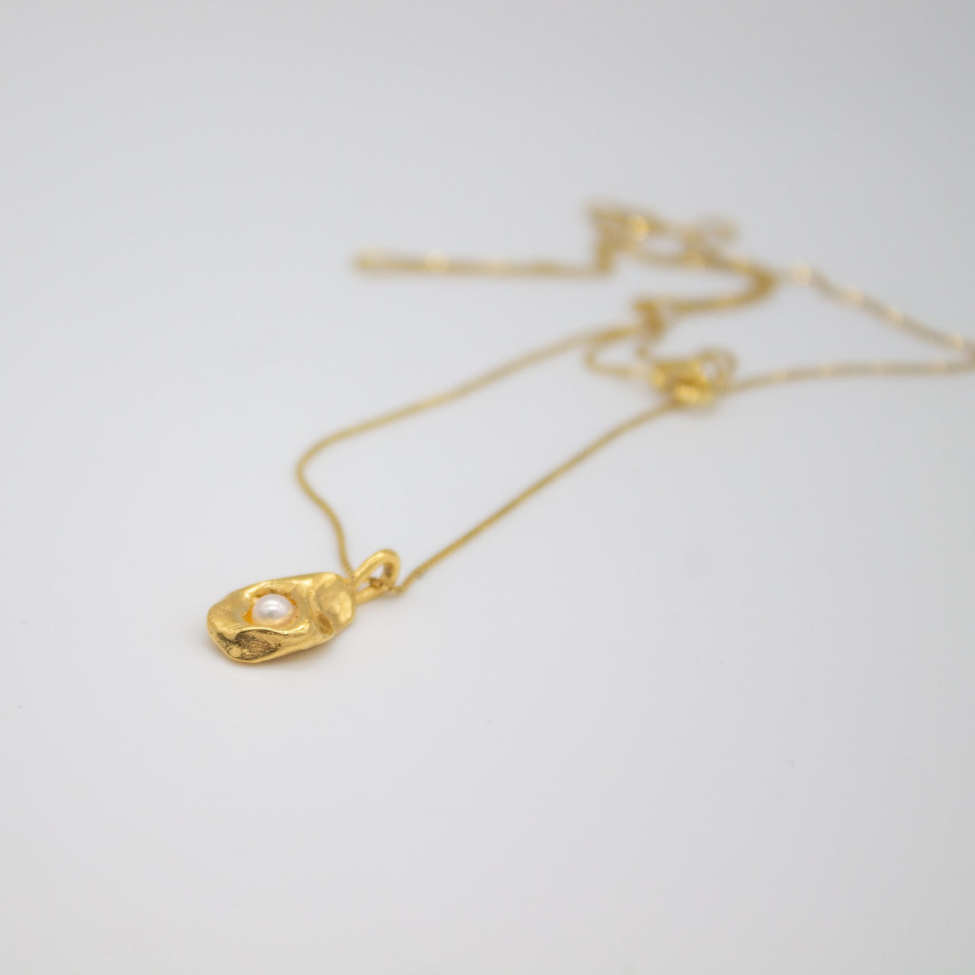 MYRA // Halskette vergoldet mit Anhänger und Perle - CONTESSA BERLIN